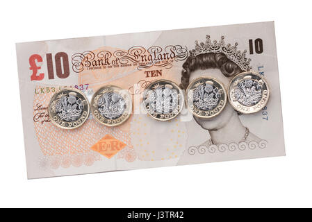 Nouvelles pièces livre à travers un £10 pound note, au Royaume-Uni. Banque D'Images