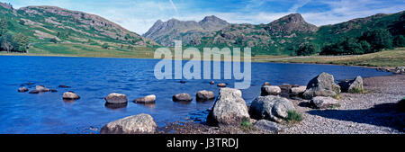 Le silence d'un matin à l'emblématique Blea Tarn dans le Lake District Cumbria avec les collines et Langdale Pikes dans l'arrière-plan Banque D'Images