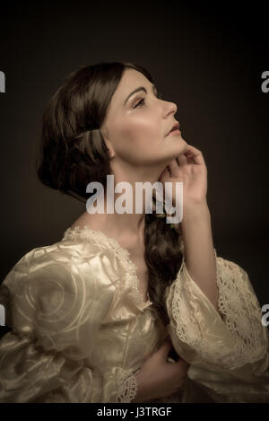 Portrait de femme en robe vintage sur fond sombre avec la texture d'une peinture de la Renaissance Banque D'Images