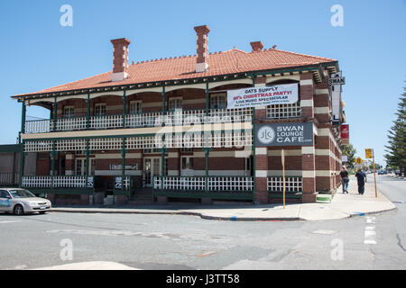 Australia-November,Fremantle WA,13,2016:Old Swan Hotel Immeuble avec café et les touristes au centre-ville de Fremantle, Australie occidentale. Banque D'Images