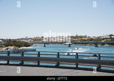 Yacht de plaisance sur la rivière Swan à bord de l'eau, par jour de l'habitation à Fremantle, Australie occidentale. Banque D'Images