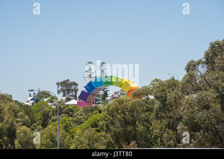 Low angle view of the rainbow de conteneurs maritimes sculpture par Marcus Canning sur beach réserver avec un écrin de verdure à Fremantle, Australie occidentale. Banque D'Images