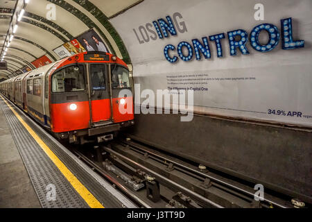 Métro de Londres en tirant une Station, London, UK Banque D'Images