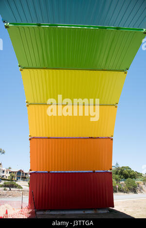 Vue de dessous de l'arc-en-ciel de conteneurs maritimes sculpture par Marcus Canning sur beach réserver à Fremantle, Australie occidentale. Banque D'Images