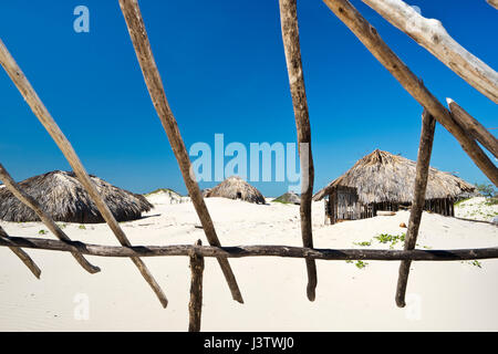 Cabanes de pêcheurs de gauche dans le paysage de dunes du désert du parc national lencois maranhenses au Brésil Banque D'Images