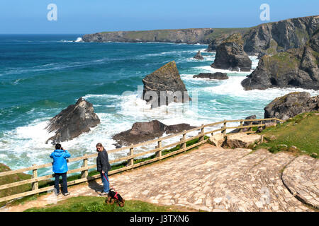 Les visiteurs sur la zone d'affichage au Bedruthan Steps une formation rocheuse sur la côte nord de Cornwall, England, UK Banque D'Images