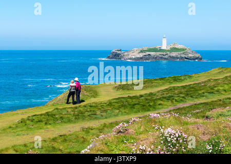 Les gens à admirer la vue sur le phare de godrevy près de hayle en Cornouailles, Angleterre, Royaume-Uni. Banque D'Images