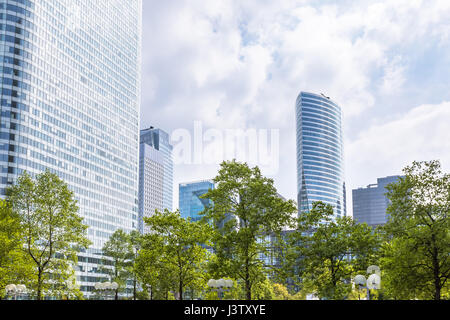 Quartier d'affaires moderne et un centre financier avec les arbres et le feuillage vert et gratte-ciel avec façade en verre, au printemps à la défense, Paris Banque D'Images