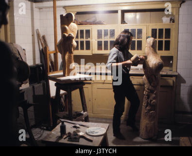 Adina Tuculescu, sculpture, l'artiste roumaine travaillant dans son atelier en 1967 Banque D'Images