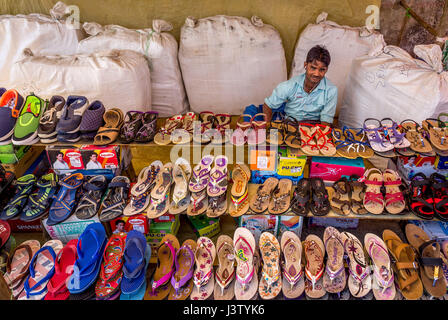 Vendeur de chaussures, Aywaille, Chhattisgarh, Inde Banque D'Images