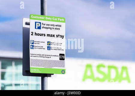 Parking voiture minimal, avertissant les clients des restrictions et conditions d'smallprint, parking et une taxe de stationnement £70 s'applique. Banque D'Images