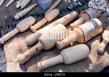 Collection de maillets en bois tourné dans différentes étapes de fabrication. Banque D'Images