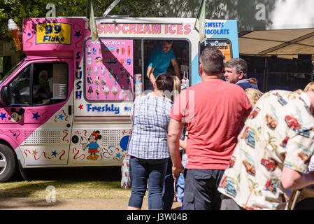 Les gens queue à une glace van pendant une journée ensoleillée. Banque D'Images