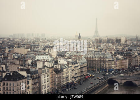 Vue sur quai saint-michel et paris dans le brouillard. France. Banque D'Images