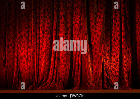 Rideau de théâtre rouge allumé avec spot light Banque D'Images