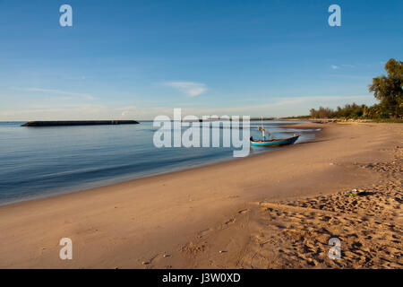 Bateau de pêche sur Cha Am Beach tôt le matin, Prachuap Khiri Khan, Thaïlande Banque D'Images