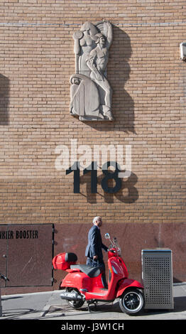 Bas-relief sculpture à l'ancienne rue Russell et le PO (1954), héros maintenant Apartments, Melbourne, influencé par le modernisme européen Banque D'Images