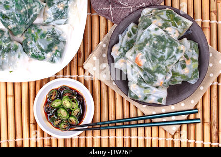 Dessert chinois à la vapeur, farci de fried Dumpling ciboulette ail séché shrime ,et de porc servi avec extrait de soja épicée source, Kuicheai. Banque D'Images