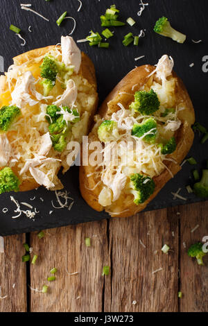 Des pomme de terre au four avec le brocoli, poulet et fromage libre sur la table. Vue verticale d'en haut Banque D'Images