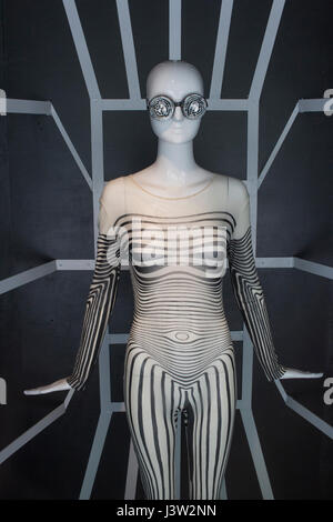 Image d'un mannequin avec verres miroir et de bandes noires et blanches Banque D'Images