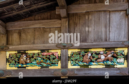 Stable avec frise de sacrés singes sculptés. Toshogu. Banque D'Images