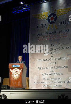 Le chef de la réserve de la Force aérienne, le Lieutenant-général Maryanne Miller traite du transport aérien 2016/Association des pétroliers et de l'Air Mobility Command Symposium à Nashville, Tenn. Miller a participé au colloque pour dévoiler une nouvelle addition à l'Armée de l'air Art programme et effectuer un appel du commandant citoyen pour aviateurs. Photo par Matthew A. Ebarb. Banque D'Images