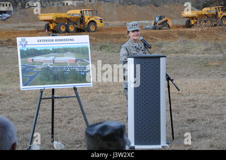 Le lieutenant général Maryanne Miller, commandant de l'Air Force Reserve Command, mot d'ouverture d'une cérémonie d'inauguration des travaux à Base Aérienne Robins, Ga, le 2 février 2017. La cérémonie a lancé la construction de la première phase du nouveau complexe du siège de l'AFRC, qui regroupera environ 965 employés dans un établissement lorsque les trois phases de la construction sont complets. (U.S. Photo de l'Armée de l'air par le sergent. Ciara Gosier) Banque D'Images