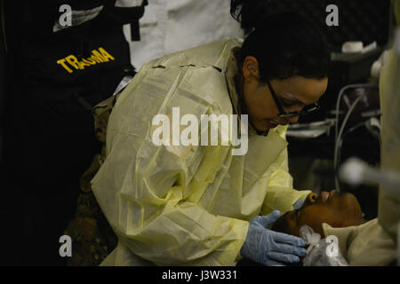 Le 212e d'appui de l'hôpital (212e) le personnel de la salle d'urgence de l'AGSS évalue une victime simulée pendant le triage à la 7ème commande d'entraînement de l'armée, de formation du Hohenfels, 27 avril 2017. Le 212e CSH fournit un soutien médical pour le 2e régiment de cavalerie (2CR) au cours de l'exercice multinational Sabre sortie 17. Cet exercice est l'armée américaine l'Europe 2e CR Centre d'instruction au combat, l'exercice de certification conçu pour évaluer l'état de préparation du régiment pour mener des opérations terrestres unifiée, avec un accent particulier sur les répétitions de la transition de garnison pour les opérations de combat, et l'exerci Banque D'Images