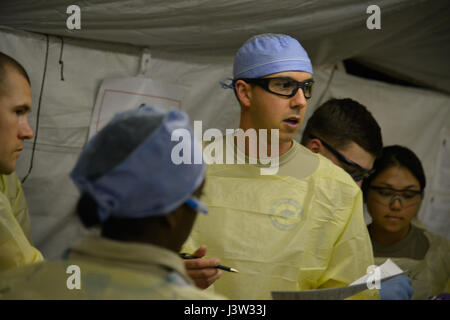Le 212e d'appui de l'hôpital (212e) le personnel de la salle d'urgence de l'AGSS évalue une victime simulée pendant le triage à la 7ème commande d'entraînement de l'armée, de formation du Hohenfels, 27 avril 2017. Le 212e CSH fournit un soutien médical pour le 2e régiment de cavalerie (2CR) au cours de l'exercice multinational Sabre sortie 17. Cet exercice est l'armée américaine l'Europe 2e CR Centre d'instruction au combat, l'exercice de certification conçu pour évaluer l'état de préparation du régiment pour mener des opérations terrestres unifiée, avec un accent particulier sur les répétitions de la transition de garnison pour les opérations de combat, et l'exerci Banque D'Images