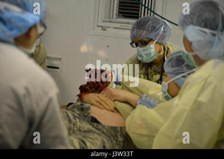 Le 212e d'appui de l'hôpital (CSH) 212e équipe des urgences se prépare à opérer sur une victime simulée pendant le triage à la 7ème commande d'entraînement de l'armée, de formation du Hohenfels, 27 avril 2017. Le 212e CSH fournit un soutien médical pour le 2e régiment de cavalerie (2CR) au cours de l'exercice multinational Sabre sortie 17. Cet exercice est l'armée américaine l'Europe 2e CR Centre d'instruction au combat, l'exercice de certification conçu pour évaluer l'état de préparation du régiment pour mener des opérations terrestres unifiée, avec un accent particulier sur les répétitions de la transition de garnison pour combattre : inutile Banque D'Images