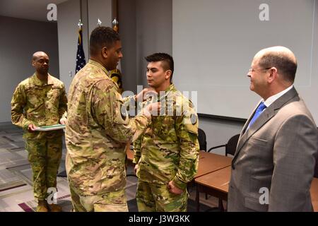 Sergent dans l'Armée de 1re classe Jason Gogue, Inspecteur général, Bureau de la Garde Nationale, reçoit la Médaille de l'Armée Le lieutenant-colonel de l'Armée de Garry Dodard, Inspecteur général, de Guam de la Garde nationale, et Tony à l'Ouest, l'Inspecteur général, Bureau de la Garde nationale, comme le sergent de l'armée. Le Major Sean Baker, premier chef enrôlé, NGB-IG semble sur, au cours de l'atelier de l'IG 2017 NG, à l'Herbert R. Temple, Jr. de la Garde nationale de l'Armée Centre de préparation, Arlington, Virginie, le 21 avril 2017. Gogue a reçu le prix pour service méritoire, tout en servant de l'Inspecteur général adjoint, Guam ARNG à partir de Août 2014-janvier 2017. (A Banque D'Images