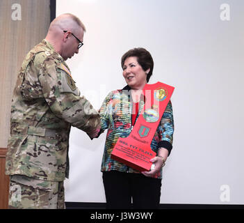 Les soldats de Fort Riley assister à un discours sur l'Holocauste donnée par Evy Tilzer, un orateur pour le Midwest Centre pour l'éducation sur l'Holocauste dans la région de Overland Park, Kansas. Tilzer a raconté l'histoire de la survie de ses parents de l'Holocauste et leur immigration au Kansas City, Missouri, en 1945. Bienvenue Tilzer questions après son discours et a remercié les soldats pour leur service dans l'armée. (U.S. Photo de l'armée par la CPS. Elizabeth Payne, 19e tampon) Banque D'Images