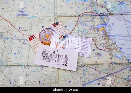 Les dépliants du PSYOPS encourageant les forces irakiennes à se rendre aux forces de la Coallition pendant la guerre du Golfe de 1990-1991, vus sur une carte aérienne. Banque D'Images