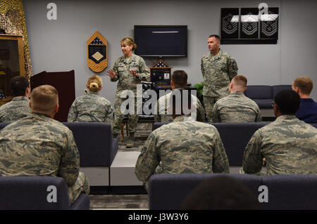 Le colonel Michele Edmondson, 81e Escadre, de formation École de Leadership des Aviateurs mémoires étudiants comme chef Master Sgt. Anthony Fisher, 81e Groupe Formation surintendant, s'en tient à l'intérieur de la salle du patrimoine, le 21 avril 2017, sur la base aérienne de Keesler, mademoiselle Edmondson visites chaque classe ALS à bref l'importance de remplir un rôle de leadership. (U.S. Air Force photo par Kemberly Groue) Banque D'Images