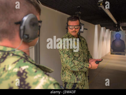 MANAMA, Bahreïn (24 avril 2017) maître d'Armes 2e classe Wesley Zielinski, affectés à des forces de sécurité du Bahreïn Marine Division Gamme, mémoires marins affectés à la commande de munitions de la Marine sur le Bahreïn Détachement M9 Beretta pistolet 9 mm avant d'entreprendre un cours de qualification d'armes légères et de petit calibre à l'éventail sur la base navale américaine (NSA) BAHREÏN 24 Avril. (U.S. Photo par marine Spécialiste de la communication de masse 1re classe Joshua Bryce Bruns) Banque D'Images