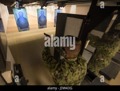 MANAMA, Bahreïn (24 avril 2017) marins affectés au Détachement de la marine commande Munitions Bahreïn Fire M9 pistolets Beretta 9mm vers le bas, pendant un cours de qualification d'armes légères et de petit calibre à l'éventail sur la base navale américaine (NSA) BAHREÏN 24 Avril. (U.S. Photo de la marine par la communication de masse spécialiste 1ère classe Joshua Bryce Bruns) Banque D'Images