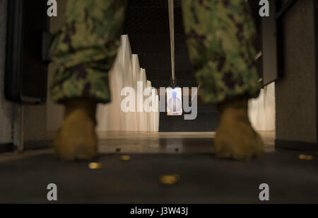 MANAMA, Bahreïn (24 avril 2017) Mate du canonnier matelot Braden Maynard, affectés à la commande de munitions de la marine, un détachement de Bahreïn feux M9 Beretta pistolet 9 mm vers le bas, pendant un cours de qualification d'armes légères et de petit calibre à l'éventail sur la base navale américaine (NSA) BAHREÏN 24 Avril. (U.S. Photo par marine Spécialiste de la communication de masse 1re classe Joshua Bryce Bruns) Banque D'Images