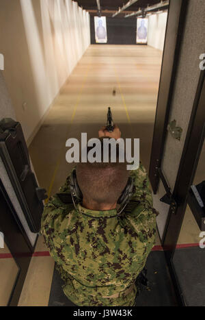 MANAMA, Bahreïn (24 avril 2017) Mate du canonnier matelot Braden Maynard, affectés à la commande de munitions de la marine, un détachement de Bahreïn feux M9 Beretta pistolet 9 mm vers le bas, pendant un cours de qualification d'armes légères et de petit calibre à l'éventail sur la base navale américaine (NSA) BAHREÏN 24 Avril. (U.S. Photo par marine Spécialiste de la communication de masse 1re classe Joshua Bryce Bruns) Banque D'Images