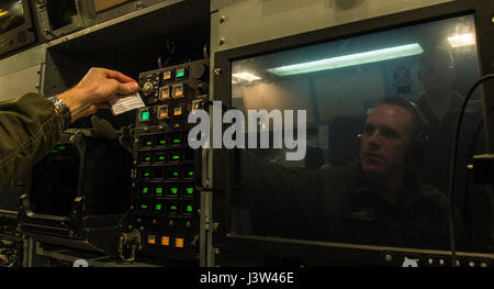 Le capitaine de l'US Air Force Greg Carter, un sous-commandant d'équipage combat missiles aéroportés-du 625th escadron des opérations stratégiques, lance une simulation de missiles Minuteman III de la Marine américaine à bord d'un E-6 mercure au cours de voyage 220 gloire au-dessus de l'océan Pacifique, le 25 avril 2017. Gloire Voyage est un test de fonctionnement lancer qui continue une longue histoire de l'Ouest série lance utilisée pour vérifier, valider et améliorer la capacité de la force d'ICBM. (U.S. Air Force photo par un membre de la 1re classe Keifer Bowes) Banque D'Images