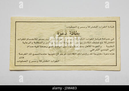 L'air a laissé tomber la Leaflet des psyops encourageant les forces irakiennes à se rendre aux forces de la Coalition pendant la guerre du Golfe de 1990-1991. Banque D'Images