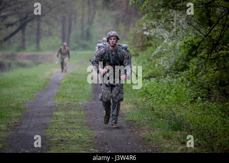 Le sergent de l'armée américaine. Jared Smith, le Maine, la Garde nationale participe à la 12-mile ruck mars au cours de la région 1 Concours Concours meilleur guerrier à Washington Crossing State Park, Titusville, N.J., le 26 avril 2017. Quatorze soldats de la Garde nationale de l'armée américaine et sous-officiers à partir de six états de la Nouvelle-Angleterre, New Jersey et New York sont en concurrence dans l'événement de trois jours, du 25 au 27 avril 2017, qui dispose d'événements temporels, y compris des simulations de combat en zone urbaine, la navigation terrestre, et le test de condition physique de l'armée. Les deux gagnants se verront passer à la concurrence dans l'Army National Guard 2017 Guerre mieux Banque D'Images