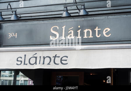 Slainte, un bar irlandais et un restaurant moderne sur le Bowery à New York Banque D'Images