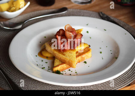 Pain doré avec Jam, bacon et sirop Banque D'Images