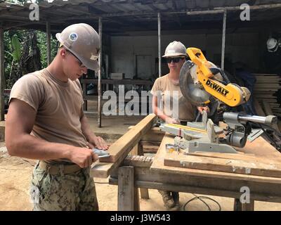 KOSRAE (États fédérés de Micronésie (27 avril 2017) 3ème classe constructeur Alexander Zebro, de Mosinee, Wisconsin, et le constructeur Constructionman Giebler Angelie, de Abington, Pennsylvania, mark coupures à être sciés pour les chevrons à la Naval Construction Battalion Mobile (NMCB) 1 Projet de clinique de santé Walung à Kosrae Micronésie, États fédérés de, 24 avril 2017. 1 NMCB est déployée avant d'exécuter la construction, l'aide humanitaire et l'aide étrangère, les opérations spéciales des services de soutien au combat, et le théâtre à l'appui de la coopération de sécurité américaines du Pacifique. (U.S. Photo par Utilitiesman Marine C Banque D'Images