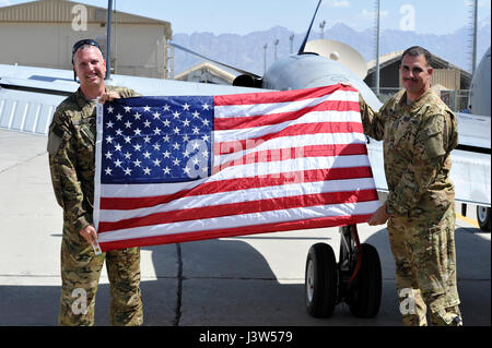 L'AÉRODROME DE BAGRAM, en Afghanistan (28 avril 2017) - L'Adjudant-chef de l'armée américaine Bureau 4 John Aloi et David Spielman afficher les couleurs du pays qui a volé avec eux à la fois sur l'Aloi vol militaire finale. Aloi est posé le Groupe de travail ODIN/206e bataillon de renseignement militaire RC-12X Garde-corps avions ici aujourd'hui pour la dernière fois. Aloi va redéployer rapidement et de prendre sa retraite de l'Armée de l'année prochaine. Spielman co-pilote du vol avec son ami et collègue. Photo de Bob Harrison, les forces américaines en Afghanistan Affaires publiques. Banque D'Images