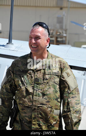 L'AÉRODROME DE BAGRAM, en Afghanistan (28 avril 2017) - L'Adjudant-chef de l'armée américaine John 4 Aloi grâce son groupe de travail ODIN coéquipiers pour leur eau de saluer son dernier vol militaire ici aujourd'hui. Aloi va redéployer rapidement et de prendre sa retraite de l'armée au début de l'année prochaine. Le salut de l'eau est une tradition de l'aviation qui commémore le dernier vol, ou de la retraite, d'un pilote ou d'avion. Photo de Bob Harrison, les forces américaines en Afghanistan Affaires Publiques Banque D'Images