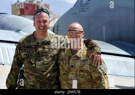 L'AÉRODROME DE BAGRAM, en Afghanistan (28 avril 2017) - L'Adjudant-chef de l'armée américaine John 4 Aloi et le lieutenant-colonel Shawn Barnes célébrer Aloi's vol militaire finale. Quelques minutes plus tôt, Aloi décroche son avion RC-12X Garde-corps pour la dernière fois. Barnes, Groupe de travail ODIN et 206e bataillon de renseignement militaire, commandant de l'aviation organisé traditionnel eau salute pour commémorer l'occasion. Photo de Bob Harrison, les forces américaines en Afghanistan Affaires Publiques Banque D'Images