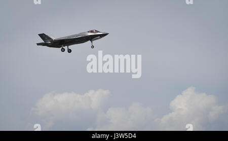 Un U.S. Air Force F-35A Lightning II appareil vole par une foule à Graf Ignatievo Air Base, Bulgarie, le 28 avril 2017, marquant la première fois les pays de l'OTAN a accueilli la 5e génération d'avions de chasse. Huit F-35 déployés à partir de la Hill Air Force Base, de l'Utah à RAF Lakenheath, Angleterre le 15 avril. Deux des huit à la Bulgarie déployées à l'avant pour une brève période qui a permis les F-35 de s'engager dans la formation de familiarisation dans le théâtre européen tout en rassurant les alliés et les partenaires de dévouement à la paix durable et la stabilité de la région. Les F-35 sont affectés à la 34e Fighter S Banque D'Images