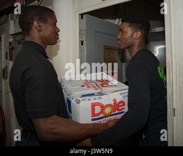 170428-N-LA456-007 NORFOLK, Virginie (28 avril 2017) Spécialiste culinaire Seaman Breon Jones, à gauche, à partir de Pensacola, Floride, et Spécialiste culinaire Shada Seaman, Henry de Roanoke Rapids, N.C., décharge produire dans le carré des officiers de la cuisine le porte-avions USS Dwight D. Eisenhower (CVN 69) (Ike). Ike est en ce moment pier côté pendant la phase de maintien en puissance de la flotte (Plan d'intervention optimisés OFRP). (U.S. Photo par marine Spécialiste de la communication de masse Seaman K. A. DaCosta) Banque D'Images