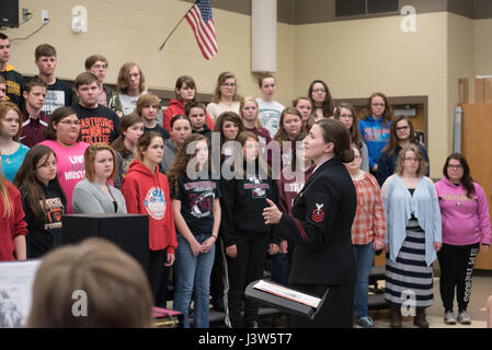 L'indépendance, Iowa (28 avril 2017) chef des chantres Casey Campbell entraîneurs la Senior concert chorale à l'indépendance Junior Senior High School au cours d'une visite dans les écoles de musique. La mer chalumeaux sont sur un tour de 21 jours de la midwestern United States reliant les communautés partout aux États-Unis pour leur marine. (U.S. Photo par Marine musicien 1ère classe Sarah Blecker/libérés) Banque D'Images